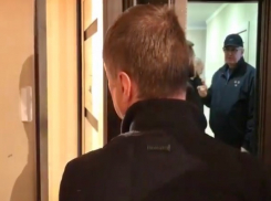 «Кнопочек нет»: дом на Хабарова перед приездом губернатора проверили чиновники