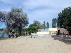 Было жарко: спасатели и казак боролись за жизнь мужчины, тонувшего в пруду поселка 20 лет РККА 