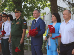 Цветы возложили в Александровском парке в честь Дня Воздушно-десантных войск 