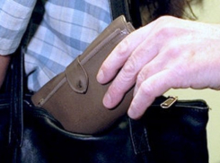 В Шахтах мужчина забрал у женщины в магазине кошелек