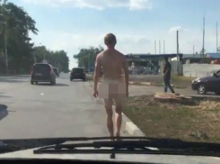 Голый мужчина прогуливался по улице Дачной в Шахтах