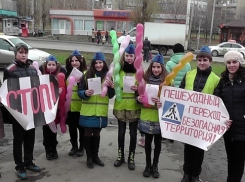 В Шахтах сотрудники ГИБДД и дети подарили водителям воздушные шарики