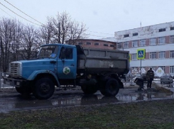 В Шахтах асфальт кидали прямо в лужи