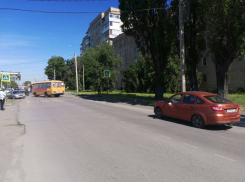 Девочку, попавшую под школьный автобус на Хабарова, пытаются спасти шахтинские хирурги