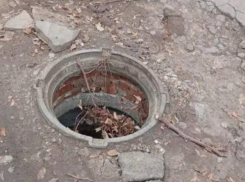 В посёлке ХБК в Шахтах образовались открытые колодцы на дороге к школе 