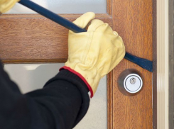  Дом жительницы Шахт обворовали на 300 000 рублей