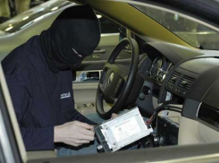 26-летний шахтинец украл автомагнитолу из припаркованного автомобиля