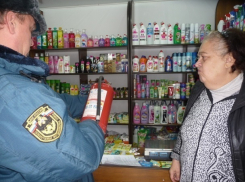 Огнетушители и план эвакуации проверили пожарные на рынке в Каменоломнях под Шахтами