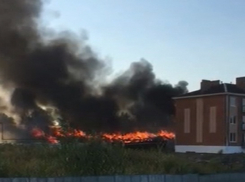 В поселке Каменоломни под Шахтами подожгли ангар площадью 120 кв м