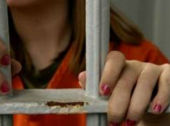 Подследственной в изоляторе передали спрятанный в подошву тапочек мобильник 