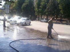 В преддверии дня ВДВ в Шахтах помыли площадь