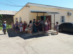В водоканал в Шахтах собралась большая очередь