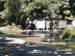 Мальчишки пускают кораблики по рекам чистой воды, что льется между домами