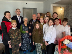 Медаль к 80-летию Победы вручили труженику тыла и ветерану труда из Шахт