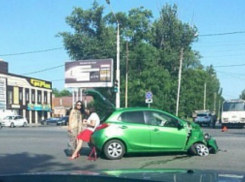 В Шахтах на перекрестке Комиссаровского и Ленина девушка врезались в автобус