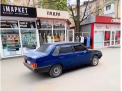 Шахтинца поймали на покатушках по тротуару у «Максимума»