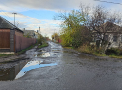 Жители переулка Горняцкий в Шахтах страдают от прорыва трубы