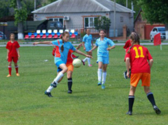 В соседнем с Шахтами поселке Каменоломни прошел турнир по футболу среди женских команд 