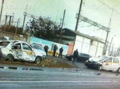 Под Шахтами в ДТП с двумя такси погибла женщина