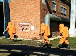 Шахтинские спасатели готовятся к полету на Луну? Нет. Специальные защитные костюмы они наделили в ходе учений по химзащите