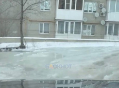 Жители улицы Искра устали от борьбы с водоканалом, который игнорирует прорыв трубы