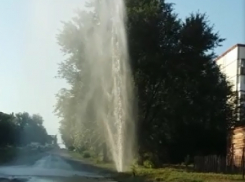 Фонтан воды под 30 метров вырвался из-под асфальта на Артёме в Шахтах