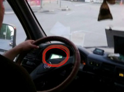 Водитель маршрутки в Шахтах во время движения смотрел сериал по телефону