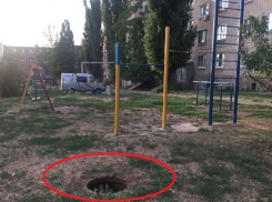 Открытый колодец брошен в паре метров от детской площадки в Шахтах 