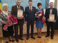 Шахтинские семьи награждены знаками губернатора «Во благо семьи и общества»