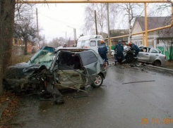 В Шахтах в «лобовом» ДТП столкнулись «Шевроле» и «Хонда»