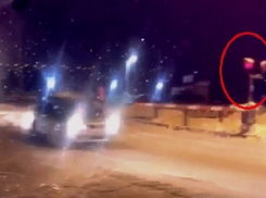 В Шахтах на видео попал проезд на красный свет светофора на железнодорожном переезде