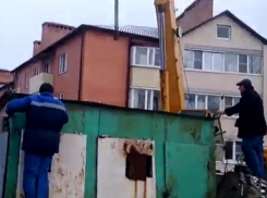 С помощью подъёмного крана шахтинские зоозащитники вызволили из-под гаража щенков