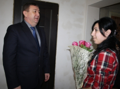 Многодетная мать из Шахт получила коляску для тройни от администрации