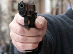 В Шахтах грабитель с пистолетом напал на мужчину