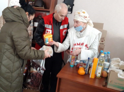 В шахтинском отделении Красного креста беженцам передали более 900 продуктовых наборов