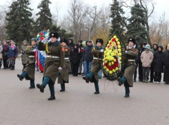 В Александровском парке возложили цветы к подножию Памятного знака  военнослужащим, погибшим в локальных войнах