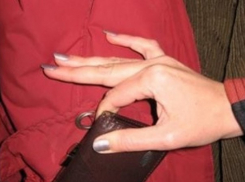  В Шахтах беременная девушка украла 10 000 рублей у своего нового ухажера