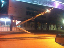 В Шахтах на улице Хабарова КАМАЗ сбил столб электропередач