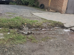 Утечка чистой воды наблюдается на улице Софийская в Шахтах