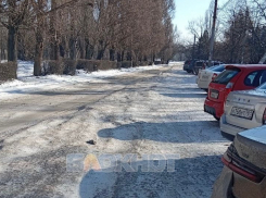 На улице Ворошилова в Шахтах образовались большие наледи из-за проблем с канализацией