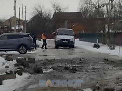 Канализационная течь заблокировала движение на улице Куйбышева в Шахтах