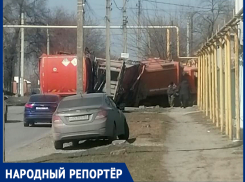 В Шахтах одни коммунальщики раскопали, другие в эту яму попали