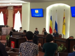 Появилось видео скандального отказа шахтинских депутатов пускать жителей на свое заседание