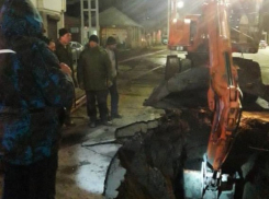 Шахтинские коммунальщики аварию на Комиссаровском устранили