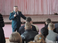 В Новошахтинске школьников агитировали по окончании учебы  вступать в ряды полиции 