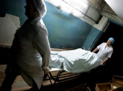 В Шахтах на заборе обнаружили мертвую женщину