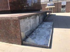 Восстановленный за 6 миллионов памятник Солдату начал рушиться