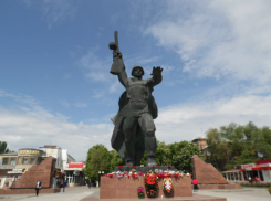 Шахтинцы возложили цветы к памятнику Солдата-освободителя и Мемориалу в Александровском парке