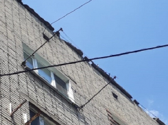  Несколько машин пострадали от упавшего бетона с крыши общежития на ХБК в Шахтах