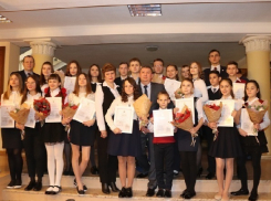 Именные стипендии вручили 21 шахтинскому школьнику